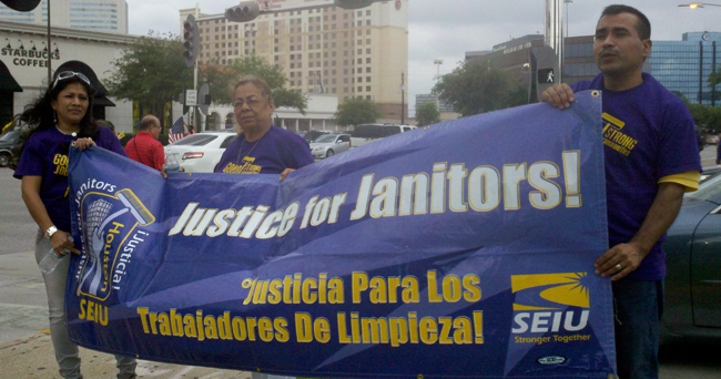 Trabajadores de limpieza se manifestaron en Houston en demanda de mejores condiciones de trabajo.
