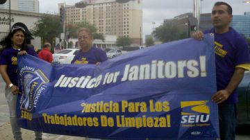 Trabajadores de limpieza se manifestaron en Houston en demanda de mejores condiciones de trabajo.