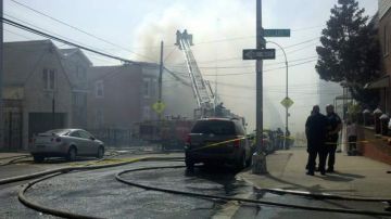 El incendio se extendió a varios edificios de la Avenida Van Nest  en El Bronx.