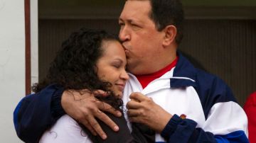 Hugo Chávez junto a su hija Risa Virginia en el palacio Miraflores.