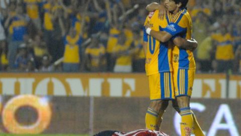 Los Tigres de la UANL derrotaron 2-1 a las Chivas del Guadalajara, en el estadio Universitario, en la jornada 15 del Torneo Clausura 2012.
