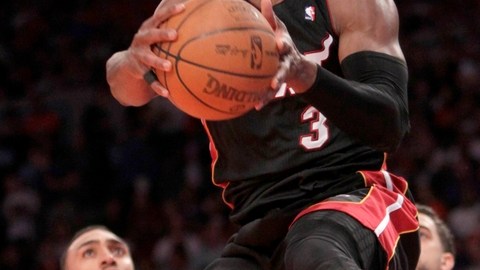 Dwyane Wade (3), quien encestó 28 puntos para Miami, aparece en acción en el partido de ayer en el Garden. Heat ganó 93-85 al equipo de la Gran Manzana.
