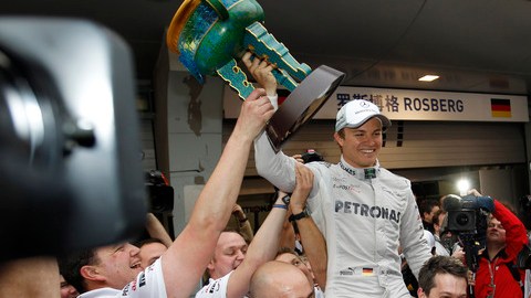 Rosberg, presumiendo el trofeo, es cargado por sus compañeros.