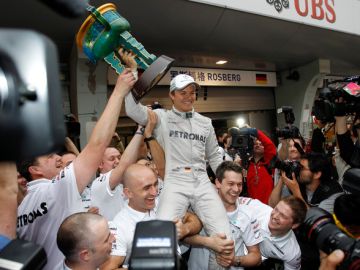 Rosberg, presumiendo el trofeo, es cargado por sus compañeros.