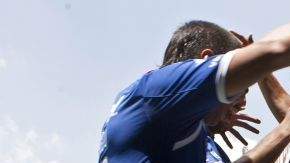 Jugadores de Cruz Azul celebran en el Nemesio Díez.