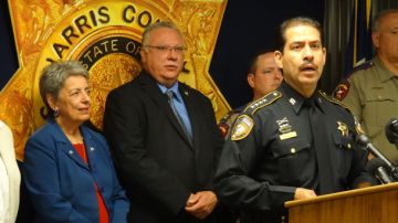 El sheriff del Condado de Harris, Adrián García (der. al micrófono) al anunciar los resultados de un operativo policial en carreteras del área de Houston.