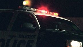 Un policía mira el cuerpo de uno de los migrantes fallecidos en el accidente.