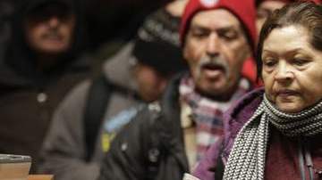 Una mujer muestra su identificación a las autoridades en el cruce fronterizo de camino a Mexicali, donde labora a diario.