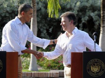 Los presidentes de Colombia, Juan Manuel Santos (der.), y de EEUU, Barack Obama (izq.), estrechan sus manos tras rueda de prensa.