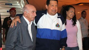 Hugo Chávez (cen.), junto a su hija y Ramon Machado Ventura, a su llegada a Cuba.