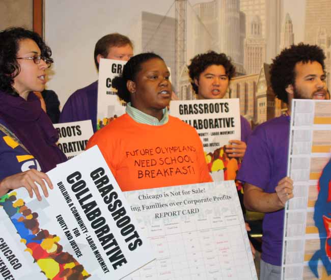 Activistas de la coalición Grassroots Collaborative esta mañana en City Hall, en Chicago.