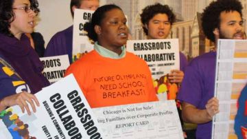 Activistas de la coalición Grassroots Collaborative esta mañana en City Hall, en Chicago.