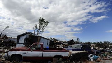 Daños causados en el Pineaire Mobile Home Park tras el paso de un tornado.