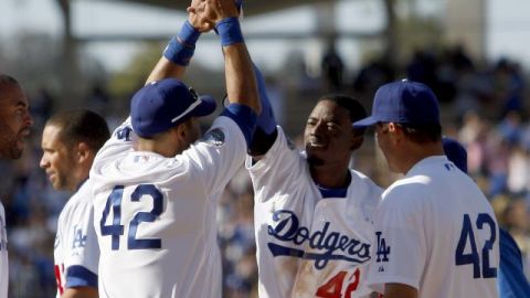Dee Gordon es felicitado por sus compañeros  el domingo; los angelinos visitan desde hoy a Milwaukee en una serie de tres juegos.