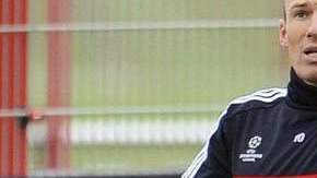 Arjen Robben (izq.) conversa con el lateral Rafinha en la práctica del Bayern.