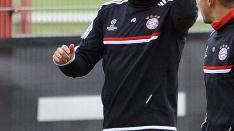 Arjen Robben (izq.) conversa con el lateral Rafinha en la práctica del Bayern.