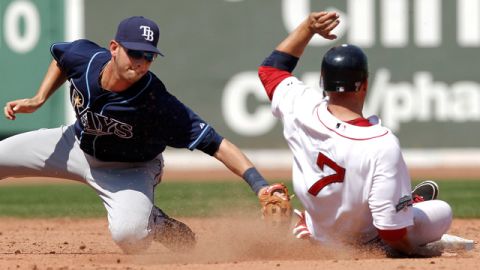 Reid Brignac (izq.) pone out a Cody Ross cuando trataba de robar.