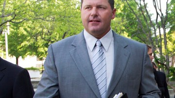 Clemens (izq.) y su abogado  Rusty Hardin arriban ayer al tribunal.