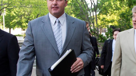 Clemens (izq.) y su abogado  Rusty Hardin arriban ayer al tribunal.