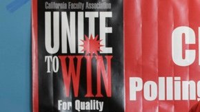 La profesora Deborah Haam, miembro de la CFA, ayuda a empleados de CSU Long Beach sufragar su voto.