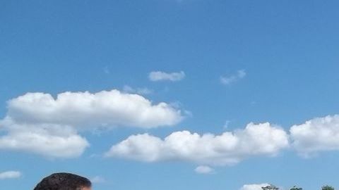 El pastor Jairo García, de la iglesia Cristiana Renuevo,  señala los amplios terrenos  en que visualiza obras comunitarias para BVL.