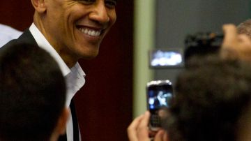 El presidente Barack Obama sonrie a  su llegada a la Cumbre de las Americas.