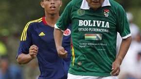 Evo Morales no se disfrutó la Cumbre de las Américas, pero sí este partido que se jugó como parte de las actividades del evento, en Cartagena, Colombia.