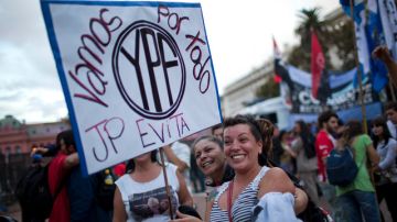 Un grupo de argentinos celebra la decisión de su Gobierno de expropiar la petrolera española.