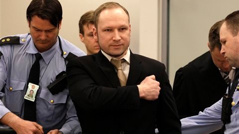 Anders Behring Breivik saluda a su llegada a la Corte en Oslo.
