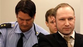 Anders Behring Breivik saluda a su llegada a la Corte en Oslo.
