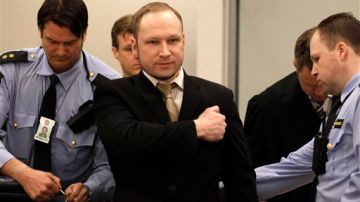 Anders Behring Breivik saluda a su llegada a la Corte en Oslo.
