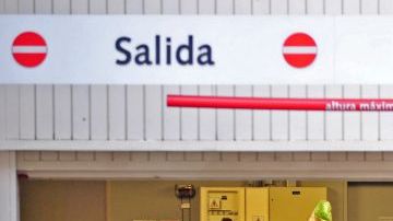 Empleados retiran cajas y otros objetos del interior del edificio de la petrolera YPF, en Buenos Aires, Argentina.