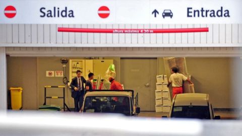 Empleados retiran cajas y otros objetos del interior del edificio de la petrolera YPF, en Buenos Aires, Argentina.