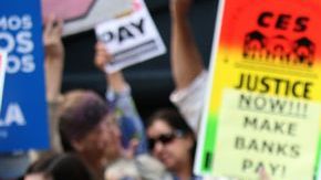 Una manifestación contra bancos en Los Angeles.