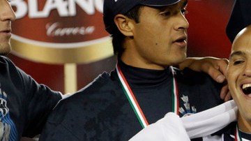 Humberto Suazo (centro), ya descansado, será un peligro hoy para la zaga lagunera, que aspira a llevarse un empate de Monterrey.