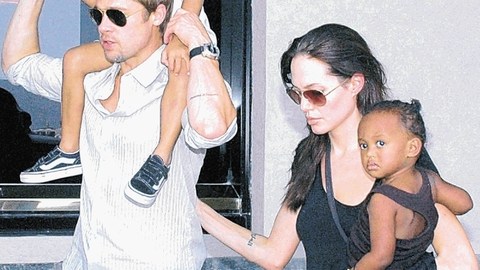 Los actores Brad Pitt y Angelina Jolie con dos de sus hijos.