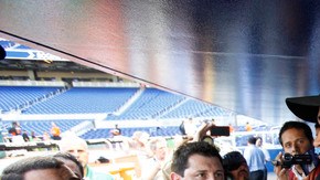 Ozzie Guillén es 'asaltado' por una jauria de periodistas después de cumplir la sanción de cinco partidos.