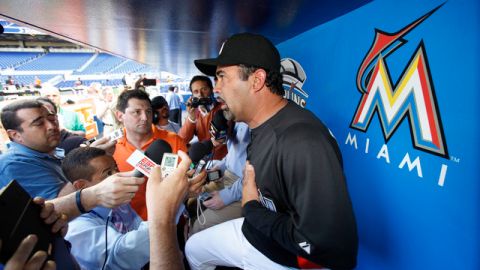 Ozzie Guillén es 'asaltado' por una jauria de periodistas después de cumplir la sanción de cinco partidos.