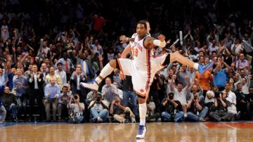 Los jugadores J.R. Smith (frente) y Steve Novak de New York Knicks celebran después de una anotación.