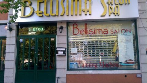 Se alega que en este lugar se buscaban clientas a las que se les ofrecía cirugía plástica.
