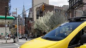 El Nissan NV200 es de un amarillo más intenso del que actualmente tienen los taxis en la ciudad.
