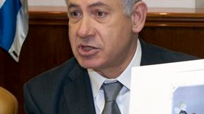 Benjamín Netanyahu mostrando fotografías de sobrevivientes de la Segunda Guerra Mundial.