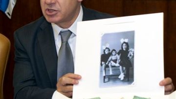 Benjamín Netanyahu mostrando fotografías de sobrevivientes de la Segunda Guerra Mundial.
