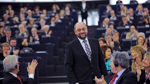 Académicos coinciden en el grave déficit democrático de la UE, pues sólo el Parlamento es elegido por voto directo.