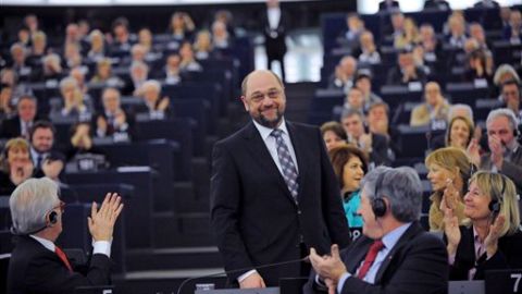 Académicos coinciden en el grave déficit democrático de la UE, pues sólo el Parlamento es elegido por voto directo.