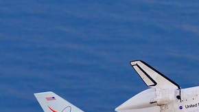 Acoplado sobre un Boeing 747 de la NASA modificado, el transbordador partió ayer temprano desde el Centro Espacial Kennedy en Florida.