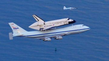 Acoplado sobre un Boeing 747 de la NASA modificado, el transbordador partió ayer temprano desde el Centro Espacial Kennedy en Florida.