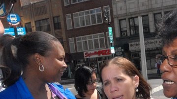 Luisa Mejía, una de las manifestantes que participó en un 'tour' por la corte habla con EL DIARIO/LA PRENSA, sobre los problemas que tiene con su casero.