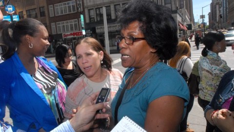 Luisa Mejía, una de las manifestantes que participó en un 'tour' por la corte habla con EL DIARIO/LA PRENSA, sobre los problemas que tiene con su casero.