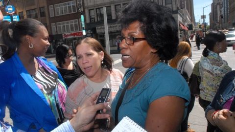 Luisa Mejía, una de las manifestantes que participó en un 'tour' por la corte habla con EL DIARIO/LA PRENSA, sobre los problemas que tiene con su casero.